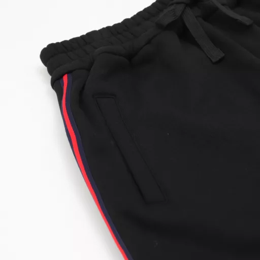 GUCCI GUC Black Ribbon Set TrousersThe original trousers are purchased, and the original version uses a new type of fabric, 350g cotton terry fabric, washed and heavily fleeced. The upper body is fluffy, soft, and has a wool-like skin feel.Original customized red and green ribbons, and ribbon designs on both sides of the trousers. The drawstring is custom-dyed according to the color of the fabric, and the trousers are designed with pockets on the back side. The pockets are embroidered by imported machines, and each letter is positioned. The version is loose. The auxiliary materials are hand-sewn with red labels, and the craftsmanship and auxiliary materials are restored to the original.
