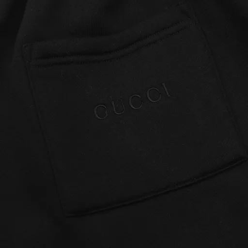 GUCCI GUC Black Ribbon Set TrousersThe original trousers are purchased, and the original version uses a new type of fabric, 350g cotton terry fabric, washed and heavily fleeced. The upper body is fluffy, soft, and has a wool-like skin feel.Original customized red and green ribbons, and ribbon designs on both sides of the trousers. The drawstring is custom-dyed according to the color of the fabric, and the trousers are designed with pockets on the back side. The pockets are embroidered by imported machines, and each letter is positioned. The version is loose. The auxiliary materials are hand-sewn with red labels, and the craftsmanship and auxiliary materials are restored to the original.