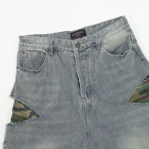 Balenciaga Knife-cut Camouflage Double-layer JeansFabric: Custom-woven and dyed raw cloth, denim, very high-quality texture! Double-layer fabric, custom camouflage twill cotton lining, pure cotton comfortable texture fabric!Craftsmanship: Embroidery, tearing, cutting, grinding, and destruction. There are many craftsmanship, all of which are handmade by workers, and they are restored one by one.Auxiliary materials and hardware are customized and molded one by oneLoose version, suitable for both men and women!