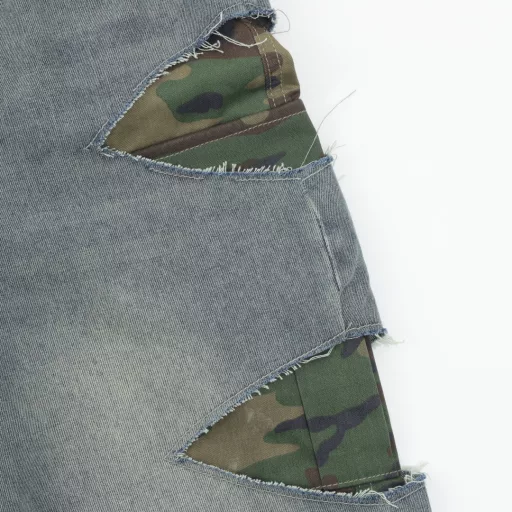 Balenciaga Knife-cut Camouflage Double-layer JeansFabric: Custom-woven and dyed raw cloth, denim, very high-quality texture! Double-layer fabric, custom camouflage twill cotton lining, pure cotton comfortable texture fabric!Craftsmanship: Embroidery, tearing, cutting, grinding, and destruction. There are many craftsmanship, all of which are handmade by workers, and they are restored one by one.Auxiliary materials and hardware are customized and molded one by oneLoose version, suitable for both men and women!