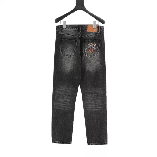 Louis Vuitton back pocket western jeans. The most awesome jeans made so far this year. Heavy washing process, with many hidden details. The main pants this time are too perfect in both the version and the upper body. It is better to make 20 short sleeves. The fabric is 12.2 ounces of high-quality denim. Only when the denim is over 12 ounces can it have the unique high-end texture of denim. After washing several times, I am very satisfied with the proofing. The upper body is super handsome, the embroidery is full and three-dimensional, the texture is delicate, and it is self-contained, full of visual sense!