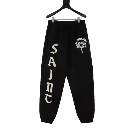 SAINT MICHAEL 24FW flocked SAINT white letter print trousersThe fabric is 480G100% pure cotton 16-weave double yarn lining plus long-staple cotton sweater fabric. After the garment is washed, the weight of the fabric increases to about 500 grams. The thread is 450G100% pure cotton threaded fabric with no color difference. The garment is washed twice. The fabric is comfortable and skin-friendly without any strange feeling. The yarn of the body fabric and thread is all fixed dyed. The letter pattern is made of transfer flocking technology. The thermal transfer technology is used to strengthen the adhesive to form the printed pattern. Flocking printing is a kind of adhesive printed on the surface of the substrate, and then the electrostatic field of a certain voltage is used to accelerate the short fibers to be vertically planted on the adhesive-coated embryo cloth. Classic round neck loose version. The upper body is crisp and stylish. The color scheme is simple. The shoulder-length basic style is classic, durable and versatile. All details are earned. The cost of production has risen accordingly. The attitude is full of sincerity. What you see is what you get. The auxiliary materials are all customized