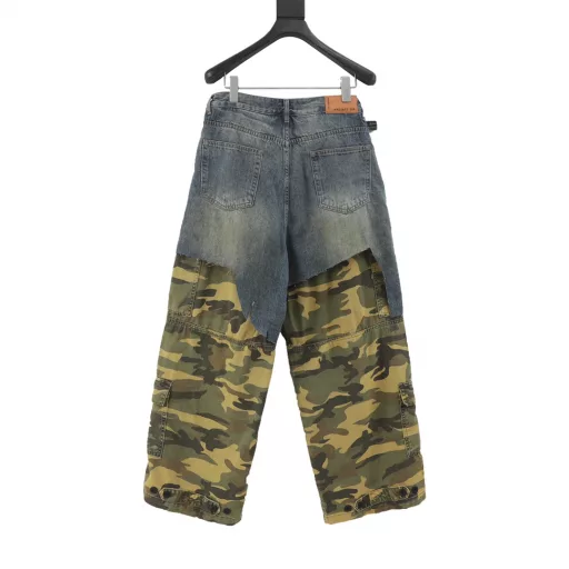 Projecr fake two-piece camouflage jeansThe Korean pioneer designer brand Project G/R's avant-garde, rebellious style and exaggerated silhouette cuts not only attract attention to the single product, but also lead a wave of clothing trends. I believe that more and more new generation fashion players will pay attention to them in the future.