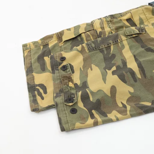 Projecr fake two-piece camouflage jeansThe Korean pioneer designer brand Project G/R's avant-garde, rebellious style and exaggerated silhouette cuts not only attract attention to the single product, but also lead a wave of clothing trends. I believe that more and more new generation fashion players will pay attention to them in the future.