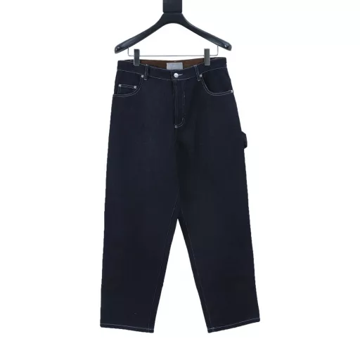 Dior Archives Labels embroidered denim trousersThe new 24ss jeans are from the Dior Archives Labels collection, a new take on a classic. Crafted from navy blue cotton twill, they feature an embroidered Dior Archives Labels logo on the back, a new interpretation of the Dior brand label. Wear with a jacket and shirt from the collection