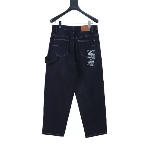 Dior Archives Labels embroidered denim trousersThe new 24ss jeans are from the Dior Archives Labels collection, a new take on a classic. Crafted from navy blue cotton twill, they feature an embroidered Dior Archives Labels logo on the back, a new interpretation of the Dior brand label. Wear with a jacket and shirt from the collection