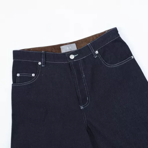 Dior Archives Labels embroidered denim trousersThe new 24ss jeans are from the Dior Archives Labels collection, a new take on a classic. Crafted from navy blue cotton twill, they feature an embroidered Dior Archives Labels logo on the back, a new interpretation of the Dior brand label. Wear with a jacket and shirt from the collection