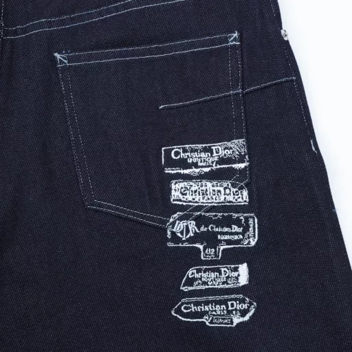 Dior Archives Labels embroidered denim trousersThe new 24ss jeans are from the Dior Archives Labels collection, a new take on a classic. Crafted from navy blue cotton twill, they feature an embroidered Dior Archives Labels logo on the back, a new interpretation of the Dior brand label. Wear with a jacket and shirt from the collection