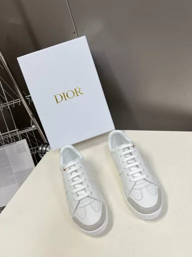 Dior's latest spring and summer runway casual thick-soled cloth shoes are hard to find in the counters. Many Internet celebrities recommend the same style as Kim Ji-soo. They are very versatile and purchased from Taikoo Hui. High-end customized upper materials, 3D electric embroidery pattern three-dimensional cloth, cowhide lining, perfect reproduction of private mold outsole, very comfortable to wear
