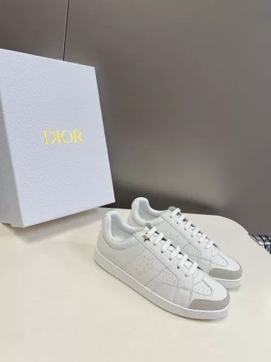 Dior's latest spring and summer runway casual thick-soled cloth shoes are hard to find in the counters. Many Internet celebrities recommend the same style as Kim Ji-soo. They are very versatile and purchased from Taikoo Hui. High-end customized upper materials, 3D electric embroidery pattern three-dimensional cloth, cowhide lining, perfect reproduction of private mold outsole, very comfortable to wear