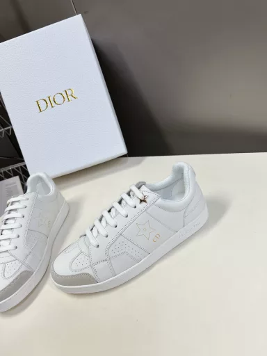 Dior's latest spring and summer runway casual thick-soled cloth shoes are hard to find in the counters. Many Internet celebrities recommend the same style as Kim Ji-soo. They are very versatile and purchased from Taikoo Hui. High-end customized upper materials, 3D electric embroidery pattern three-dimensional cloth, cowhide lining, perfect reproduction of private mold outsole, very comfortable to wear