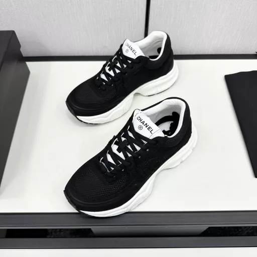 CHANE thick-soled panda sneakersChanel 2025ss popular panda shoes🐼Color matching thick-soled casual sneakersSynchronized with counters Very popular in counters A very hard-to-buy shoe The most popular thick-soled panda shoes on the Internet It is conceivable that Chanel fans cannot miss it. The combination of beauty and comfort Simple and versatile white shoes Thick soles increase height Super versatile, buy it with your eyes closed😍Whoever wears it will look good