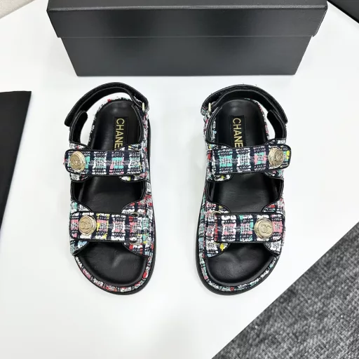 The latest fabrics for spring and summer 2025🇫🇷🇫🇷——The new color series of Velcro beach sandals are launched in the counter〰️★★★★★ Many celebrities and internet celebrities wear them, and domestic and foreign bloggers have a blast with this versatile series. It is a must-have sandal for spring and summer wardrobe matching.