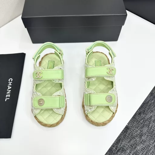 The latest fabrics for spring and summer 2025🇫🇷🇫🇷——The new color series of Velcro beach sandals are launched in the counter〰️★★★★★ Many celebrities and internet celebrities wear them, and domestic and foreign bloggers have a blast with this versatile series. It is a must-have sandal for spring and summer wardrobe matching.