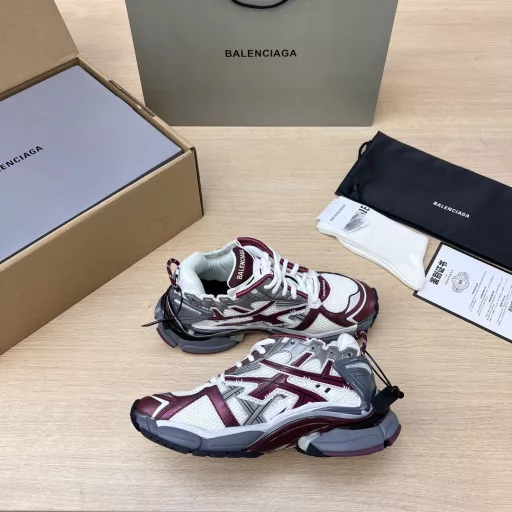 Balenciaga-Runner graffiti shows the designer Demna's sports shoe style through details such as overflow glue, aging, and stitching. A pair of 
