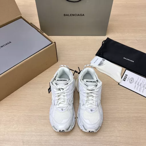 Balenciaga-Runner graffiti shows the designer Demna's sports shoe style through details such as overflow glue, aging, and stitching. A pair of 