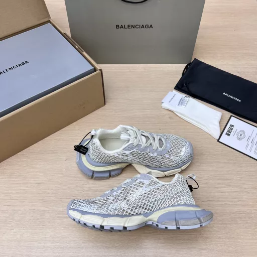 Balenciaga Phantom Sneaker 3xl New Diamond Edition Balenciaga New Distressed 3XL Tenth Generation Beige Distressed Trendy Running Shoes While continuing the Track Trainer outdoor silhouette and complex upper structure, the new version adds a transparent belt component at the heel position, making the whole shoe look more retro.Packaging: Full set of original packaging and reinforced airplane box packaging!