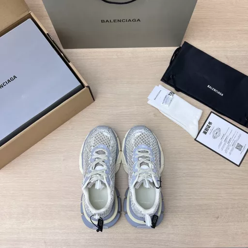 Balenciaga Phantom Sneaker 3xl New Diamond Edition Balenciaga New Distressed 3XL Tenth Generation Beige Distressed Trendy Running Shoes While continuing the Track Trainer outdoor silhouette and complex upper structure, the new version adds a transparent belt component at the heel position, making the whole shoe look more retro.Packaging: Full set of original packaging and reinforced airplane box packaging!