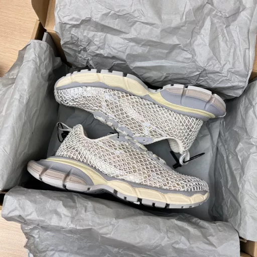 Balenciaga Phantom Sneaker 3xl New Diamond Edition Balenciaga New Distressed 3XL Tenth Generation Beige Distressed Trendy Running Shoes While continuing the Track Trainer outdoor silhouette and complex upper structure, the new version adds a transparent belt component at the heel position, making the whole shoe look more retro.Packaging: Full set of original packaging and reinforced airplane box packaging!