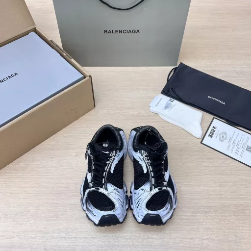 Balenciaga Stapler 24ss Spring/Summer Series Official Synchronization While continuing the Balenciaga Runner silhouette and complex upper plastic structure, the heightened and widened outsole continues the retro dad trend!Packaging Full set of accessories reinforced airplane box packaging!