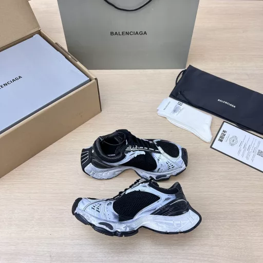 Balenciaga Stapler 24ss Spring/Summer Series Official Synchronization While continuing the Balenciaga Runner silhouette and complex upper plastic structure, the heightened and widened outsole continues the retro dad trend!Packaging Full set of accessories reinforced airplane box packaging!