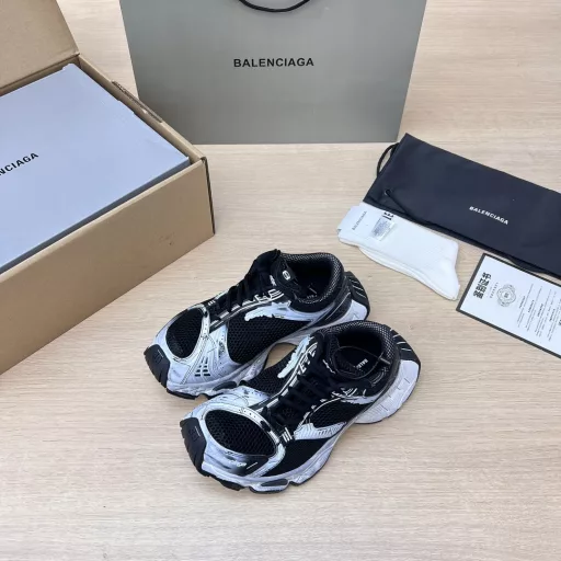 Balenciaga Stapler 24ss Spring/Summer Series Official Synchronization While continuing the Balenciaga Runner silhouette and complex upper plastic structure, the heightened and widened outsole continues the retro dad trend!Packaging Full set of accessories reinforced airplane box packaging!