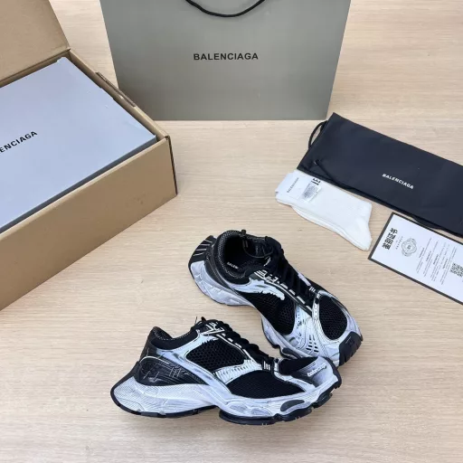 Balenciaga Stapler 24ss Spring/Summer Series Official Synchronization While continuing the Balenciaga Runner silhouette and complex upper plastic structure, the heightened and widened outsole continues the retro dad trend!Packaging Full set of accessories reinforced airplane box packaging!