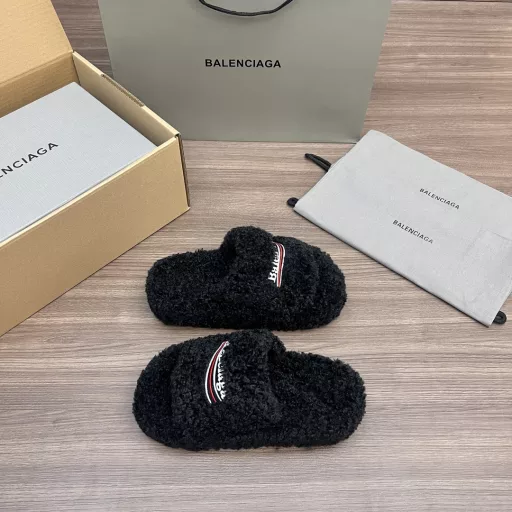 Balenciaga Furry thick-soled lamb wool flip flops for women, brown.ZP development and disassembly: The upper is made of artificial lamb wool, the lining is water-dyed cowhide, the outsole is covered with lamb wool, and the 5cm EVA high-foaming base is heightened, textured and non-slip.Packaging: original packaging accessories reinforced airplane box packaging