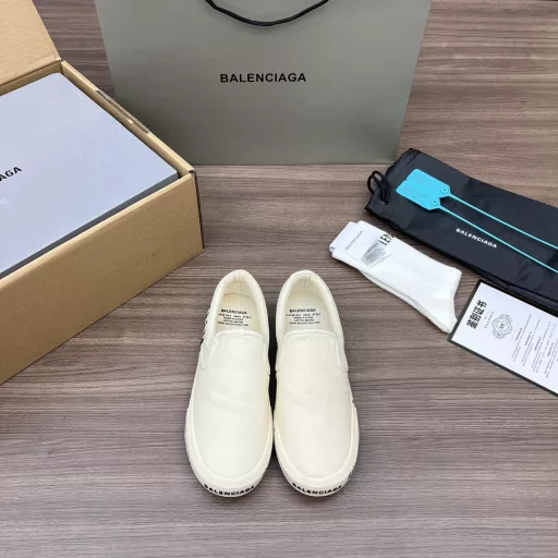 BALENCIAGA couple's graffiti series black slip-on!The original shoe upper is damaged and made to look old. The upper is made of frosted canvas, and the Balenciaga logo is drawn on the side.Packaging: A full set of accessories reinforced airplane box packaging!