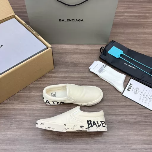 BALENCIAGA couple's graffiti series black slip-on!The original shoe upper is damaged and made to look old. The upper is made of frosted canvas, and the Balenciaga logo is drawn on the side.Packaging: A full set of accessories reinforced airplane box packaging!