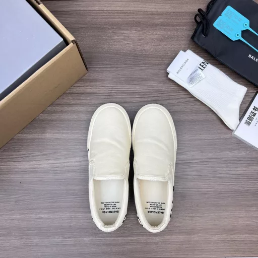 BALENCIAGA couple's graffiti series black slip-on!The original shoe upper is damaged and made to look old. The upper is made of frosted canvas, and the Balenciaga logo is drawn on the side.Packaging: A full set of accessories reinforced airplane box packaging!