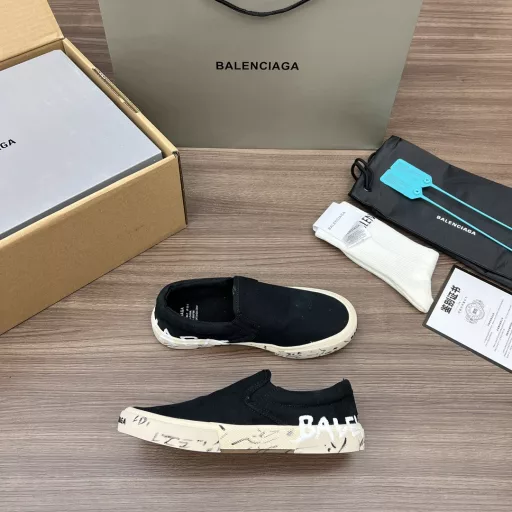 BALENCIAGA couple's graffiti series black slip-on!The original shoe upper is damaged and made to look old. The upper is made of frosted canvas, and the Balenciaga logo is drawn on the side.Packaging: A full set of accessories reinforced airplane box packaging!