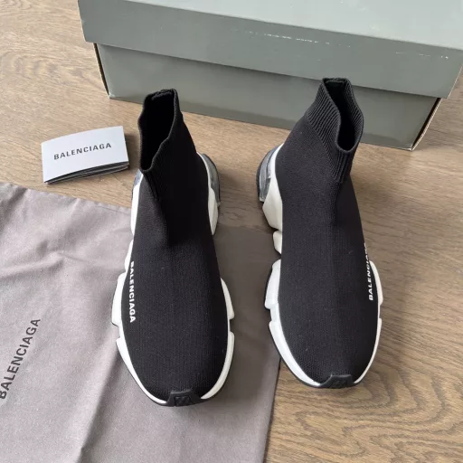BALENCIAGA Parisian woolen flying knit boots upgraded version launched Speed ​​version brand new socks shoes original goods absolutely not the general versionThe socks can completely cover the instep and ankle,The upper is the original flying knit one-piece molding technology seamless shoe sole changed to 5-piece midsole with excellent rebound and comparison feeling, absolutely no ordinary rubber soles on the market. Sole relief full set packaging