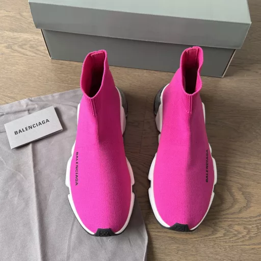 BALENCIAGA Parisian woolen flying knit boots upgraded version launched Speed ​​version brand new socks shoes original goods absolutely not the general versionThe socks can completely cover the instep and ankle,The upper is the original flying knit one-piece molding technology seamless shoe sole changed to 5-piece midsole with excellent rebound and comparison feeling, absolutely no ordinary rubber soles on the market. Sole relief full set packaging