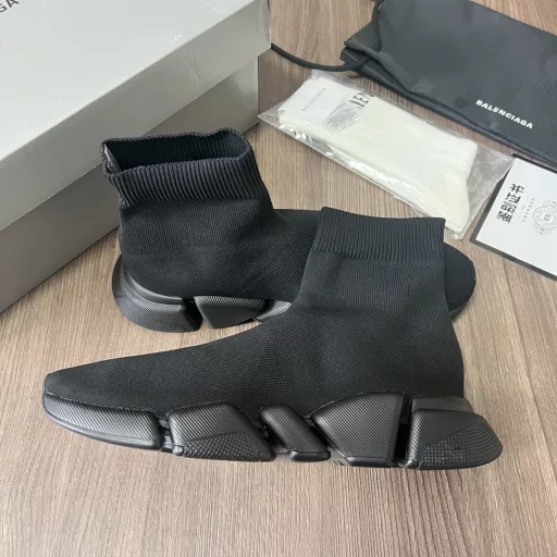 BALENCIAGA Parisian woolen flying knit boots upgraded version launched Speed ​​version brand new socks shoes original goods absolutely not the general versionThe socks can completely cover the instep and ankle,The upper is the original flying knit one-piece molding technology seamless shoe sole changed to 5-piece midsole with excellent rebound and comparison feeling, absolutely no ordinary rubber soles on the market. Sole relief full set packaging