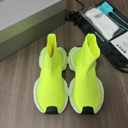 Balenciaga pink wool boots trendy running shoes continue the Track Trainer outdoor silhouette and complex upper structure, while the new version adds a transparent belt part at the heel position, making the whole shoe look more retro. Full set of original packaging accessories!