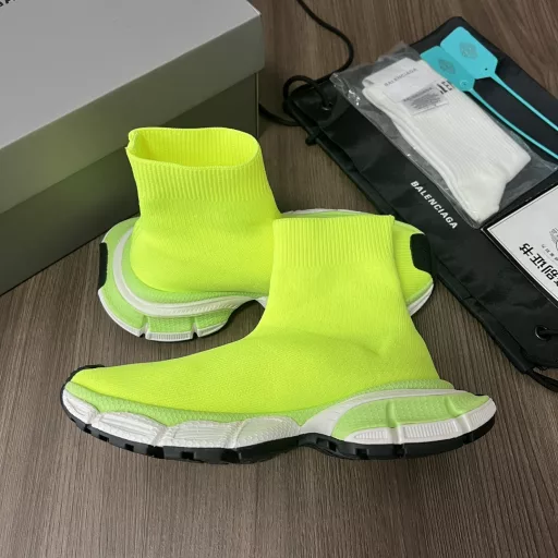 Balenciaga pink wool boots trendy running shoes continue the Track Trainer outdoor silhouette and complex upper structure, while the new version adds a transparent belt part at the heel position, making the whole shoe look more retro. Full set of original packaging accessories!