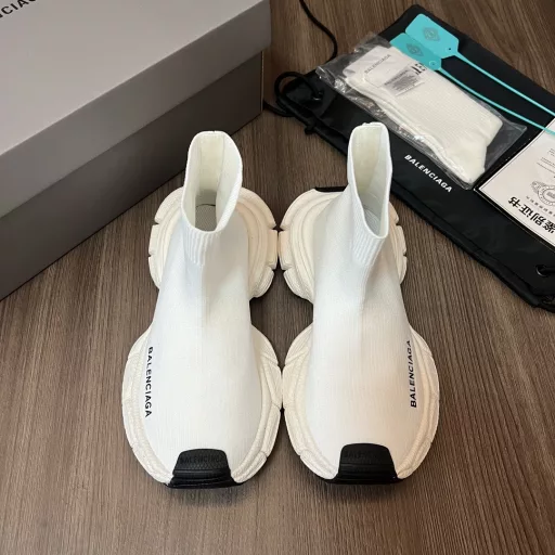 Balenciaga pink wool boots trendy running shoes continue the Track Trainer outdoor silhouette and complex upper structure, while the new version adds a transparent belt part at the heel position, making the whole shoe look more retro. Full set of original packaging accessories!