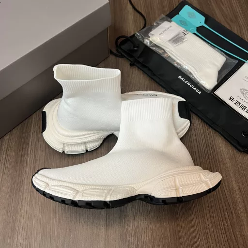Balenciaga pink wool boots trendy running shoes continue the Track Trainer outdoor silhouette and complex upper structure, while the new version adds a transparent belt part at the heel position, making the whole shoe look more retro. Full set of original packaging accessories!