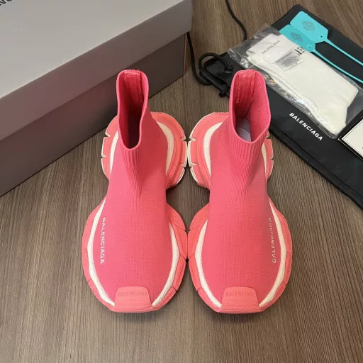 Balenciaga pink wool boots trendy running shoes continue the Track Trainer outdoor silhouette and complex upper structure, while the new version adds a transparent belt part at the heel position, making the whole shoe look more retro. Full set of original packaging accessories!
