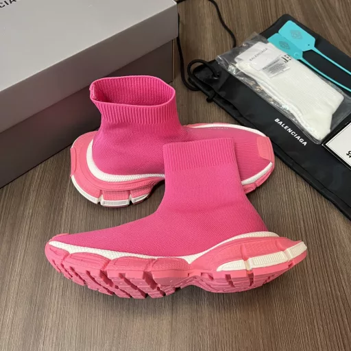 Balenciaga pink wool boots trendy running shoes continue the Track Trainer outdoor silhouette and complex upper structure, while the new version adds a transparent belt part at the heel position, making the whole shoe look more retro. Full set of original packaging accessories!