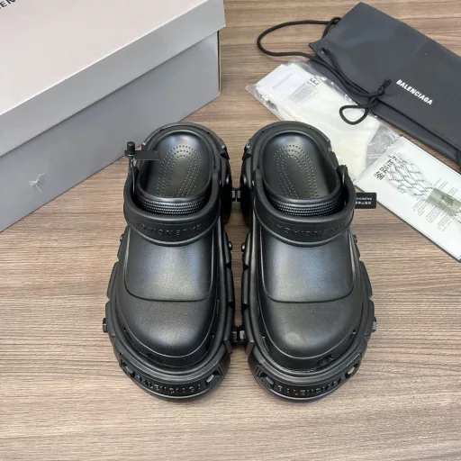 Balenciaga thick-soled black and silver clogs.Balenciaga 23vs spring and summer platform thick-soled popular sandals series…Fashion bloggers at home and abroad have worn them for big shows, and they are popular on social platforms at home and abroad. They are a must-have for fashion gurus, and they are made with a lot of money.Ingenious craftsmanship.