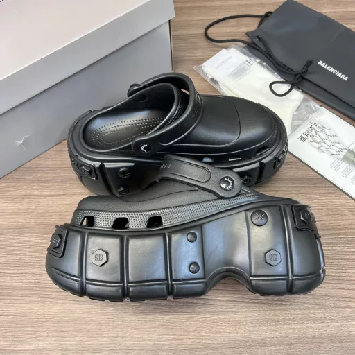 Balenciaga thick-soled black and silver clogs.Balenciaga 23vs spring and summer platform thick-soled popular sandals series…Fashion bloggers at home and abroad have worn them for big shows, and they are popular on social platforms at home and abroad. They are a must-have for fashion gurus, and they are made with a lot of money.Ingenious craftsmanship.