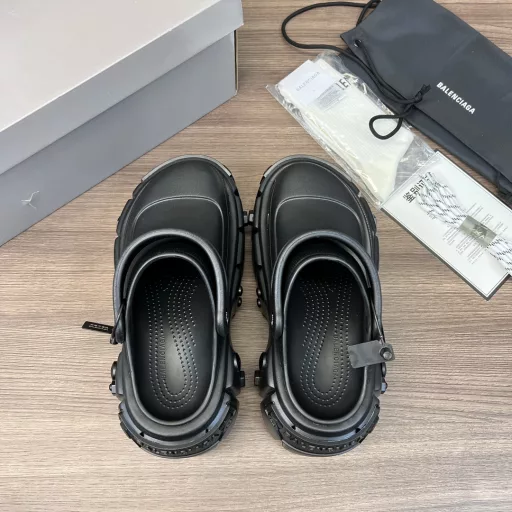 Balenciaga thick-soled black and silver clogs.Balenciaga 23vs spring and summer platform thick-soled popular sandals series…Fashion bloggers at home and abroad have worn them for big shows, and they are popular on social platforms at home and abroad. They are a must-have for fashion gurus, and they are made with a lot of money.Ingenious craftsmanship.