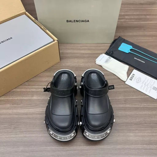 Balenciaga thick-soled black and silver clogs.Balenciaga 23vs spring and summer platform thick-soled popular sandals series…Fashion bloggers at home and abroad have worn them for big shows, and they are popular on social platforms at home and abroad. They are a must-have for fashion gurus, and they are made with a lot of money.Ingenious craftsmanship.