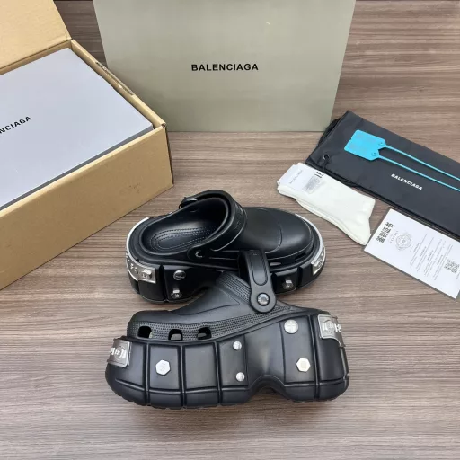 Balenciaga thick-soled black and silver clogs.Balenciaga 23vs spring and summer platform thick-soled popular sandals series…Fashion bloggers at home and abroad have worn them for big shows, and they are popular on social platforms at home and abroad. They are a must-have for fashion gurus, and they are made with a lot of money.Ingenious craftsmanship.