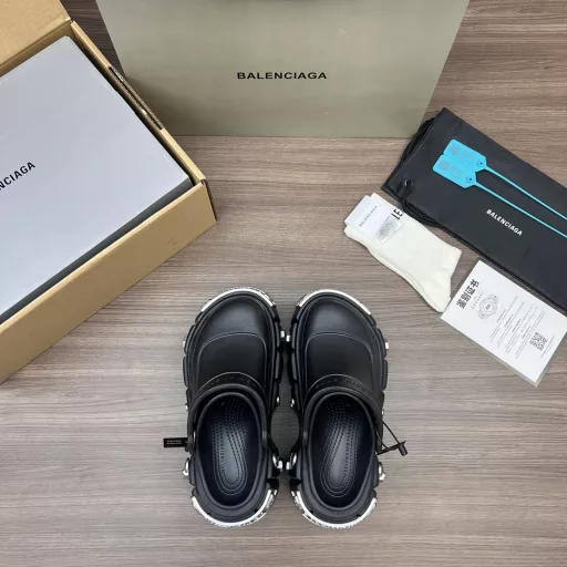 Balenciaga thick-soled black and silver clogs.Balenciaga 23vs spring and summer platform thick-soled popular sandals series…Fashion bloggers at home and abroad have worn them for big shows, and they are popular on social platforms at home and abroad. They are a must-have for fashion gurus, and they are made with a lot of money.Ingenious craftsmanship.