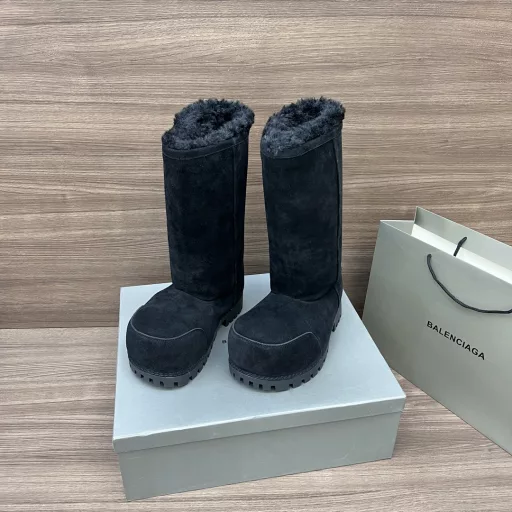 Balenciaga Winter Thick-soled Platform Fur BootsFabric: Imported cow suede with thickened wool lining, very warm, outsole made of high-quality rubber material, heel height increased by 6cm.Package: Full set of original packaging with complete accessories.
