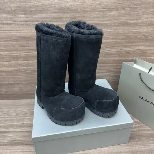 Balenciaga Winter Thick-soled Platform Fur BootsFabric: Imported cow suede with thickened wool lining, very warm, outsole made of high-quality rubber material, heel height increased by 6cm.Package: Full set of original packaging with complete accessories.