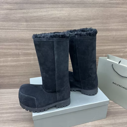 Balenciaga Winter Thick-soled Platform Fur BootsFabric: Imported cow suede with thickened wool lining, very warm, outsole made of high-quality rubber material, heel height increased by 6cm.Package: Full set of original packaging with complete accessories.